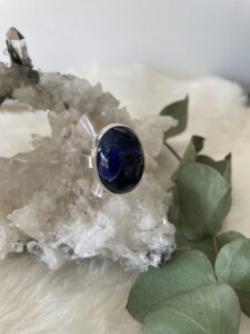 sodaliet ring in zilver gezet