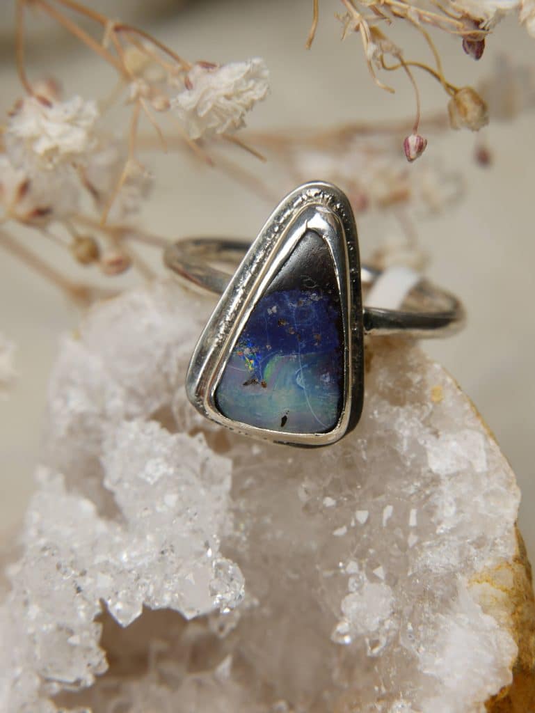handgemaakte boulder opaal ring