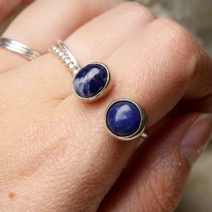 Dubbele zilveren handgemaakte ring met sodaliet en lapis lazuli