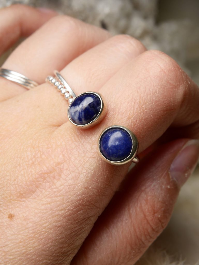 Dubbele zilveren handgemaakte ring met sodaliet en lapis lazuli