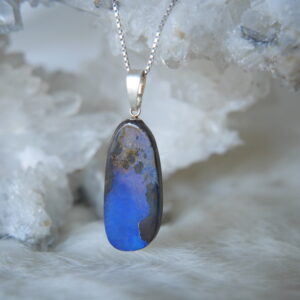 Blauwe boulder opaal hanger met zilveren oogje